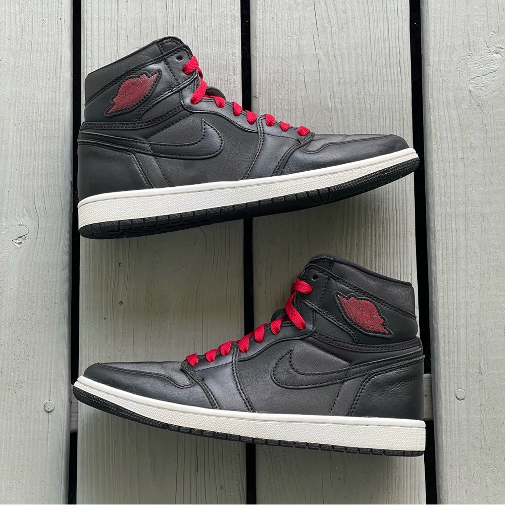 Jordan 1 Retro High Black Satin Gym Red Men’s Athletic Shoes Size 8 555088-060